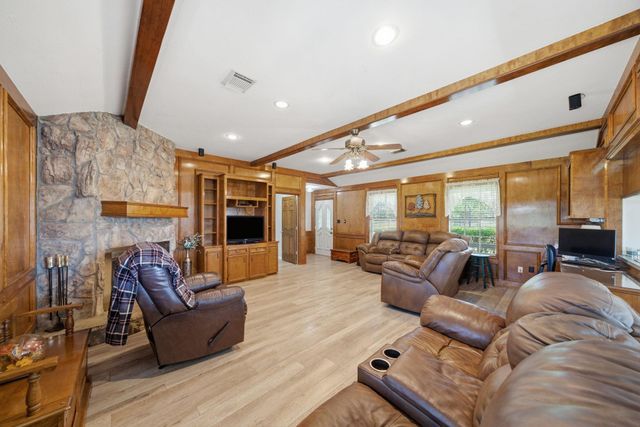 1711 Eagle Nest Acres Drive, Wallis, TX 77485