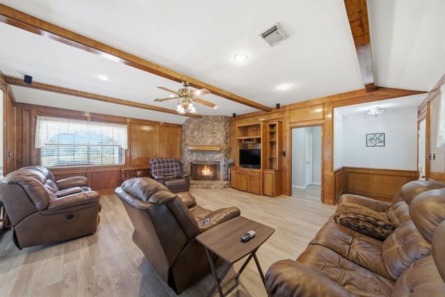 1711 Eagle Nest Acres Drive, Wallis, TX 77485