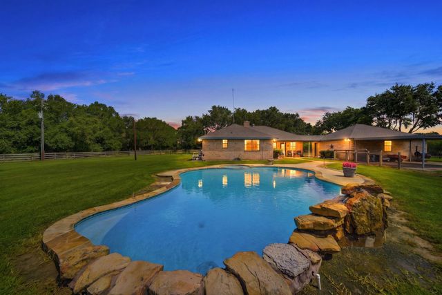 1711 Eagle Nest Acres Drive, Wallis, TX 77485
