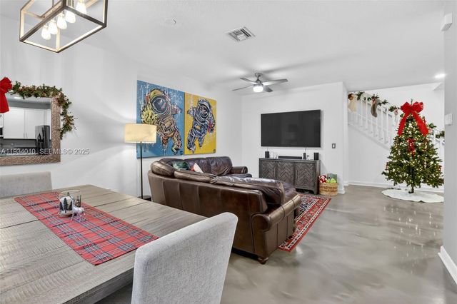 12140 Village Pl, Davie, FL 33325