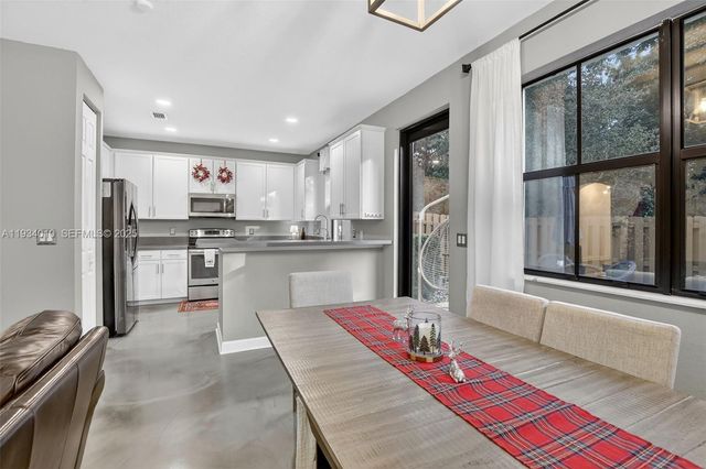 12140 Village Pl, Davie, FL 33325