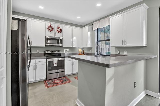 12140 Village Pl, Davie, FL 33325