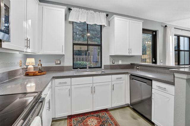 12140 Village Pl, Davie, FL 33325