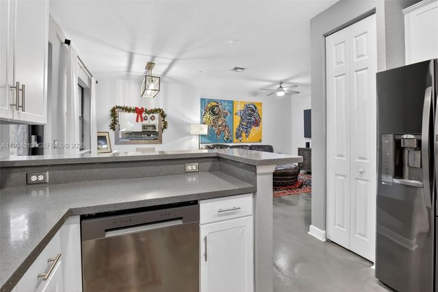 12140 Village Pl, Davie, FL 33325