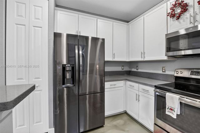 12140 Village Pl, Davie, FL 33325