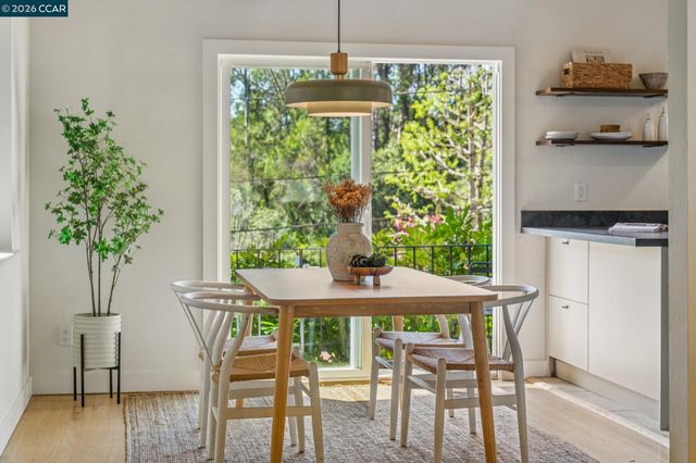 6728 Aitken Dr, Oakland, CA 94611