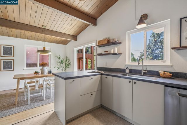 6728 Aitken Dr, Oakland, CA 94611