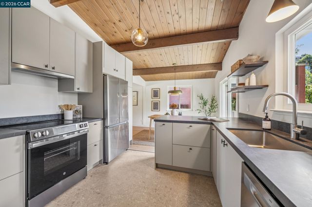 6728 Aitken Dr, Oakland, CA 94611