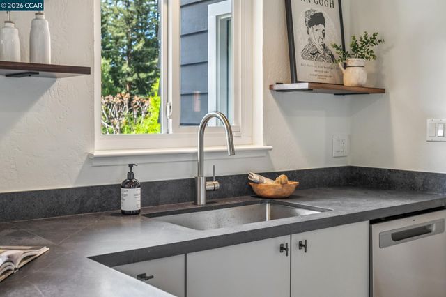 6728 Aitken Dr, Oakland, CA 94611