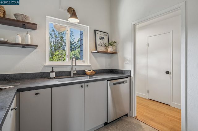 6728 Aitken Dr, Oakland, CA 94611