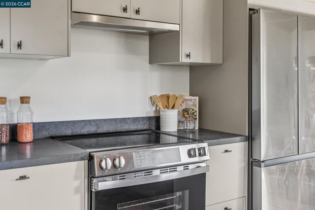 6728 Aitken Dr, Oakland, CA 94611