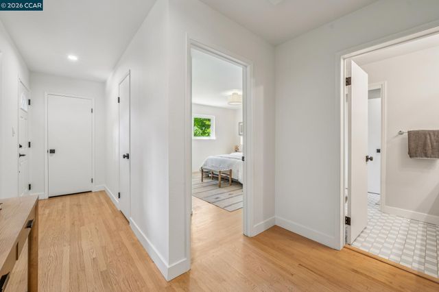 6728 Aitken Dr, Oakland, CA 94611