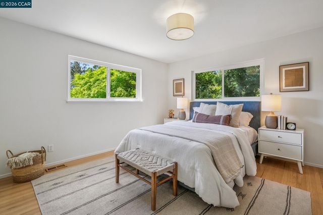 6728 Aitken Dr, Oakland, CA 94611