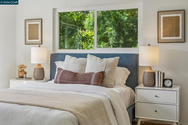 6728 Aitken Dr, Oakland, CA 94611