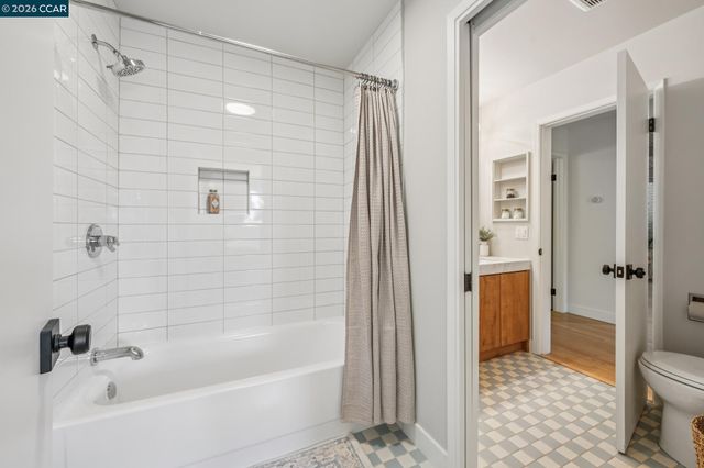 6728 Aitken Dr, Oakland, CA 94611