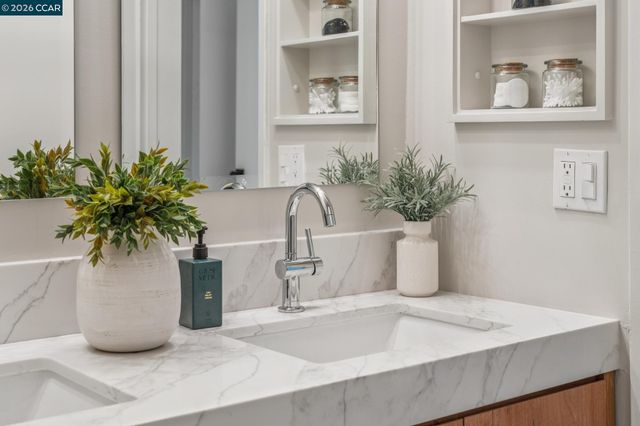 6728 Aitken Dr, Oakland, CA 94611