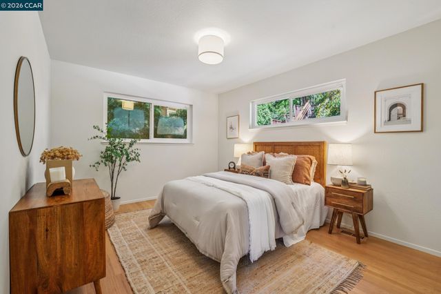 6728 Aitken Dr, Oakland, CA 94611