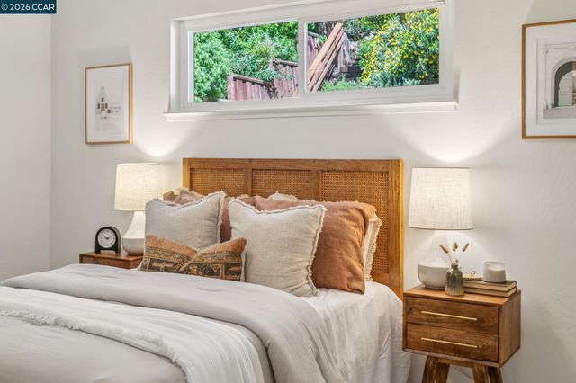 6728 Aitken Dr, Oakland, CA 94611