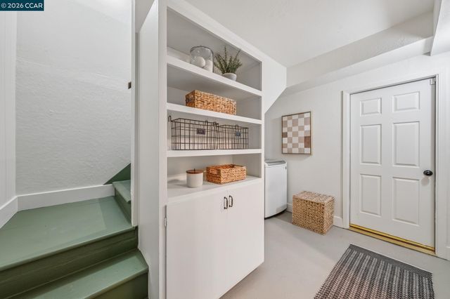 6728 Aitken Dr, Oakland, CA 94611