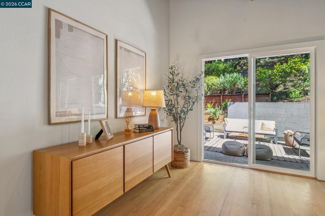 6728 Aitken Dr, Oakland, CA 94611