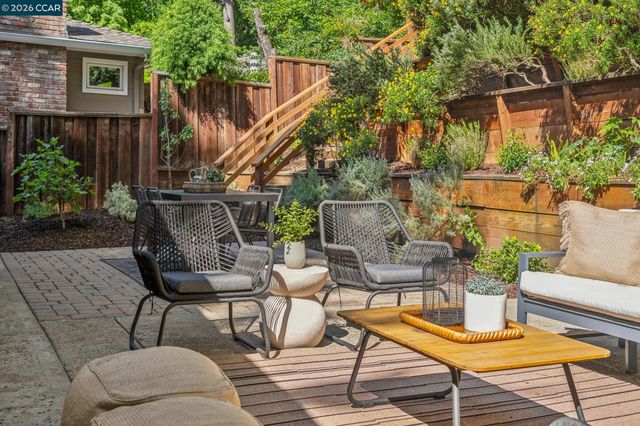 6728 Aitken Dr, Oakland, CA 94611