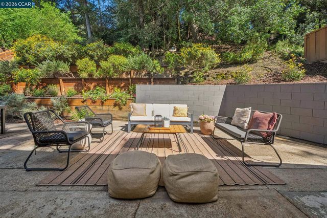 6728 Aitken Dr, Oakland, CA 94611