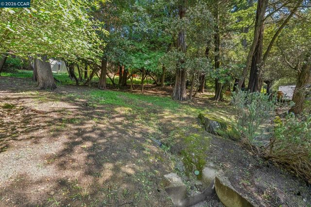 6728 Aitken Dr, Oakland, CA 94611