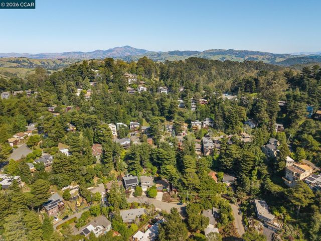 6728 Aitken Dr, Oakland, CA 94611