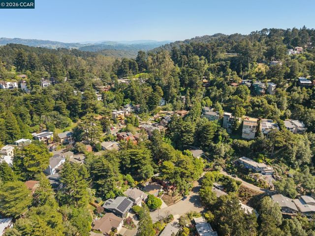 6728 Aitken Dr, Oakland, CA 94611