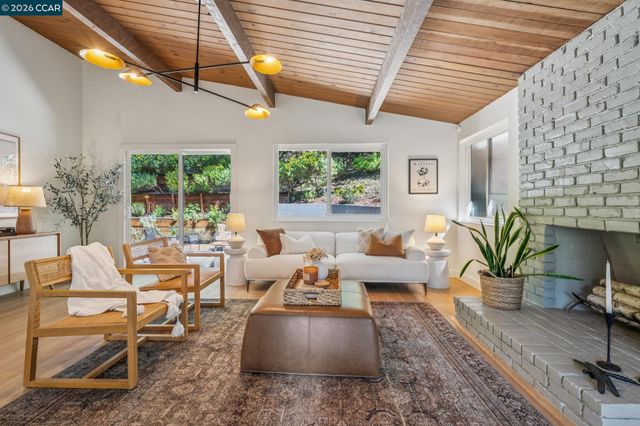 6728 Aitken Dr, Oakland, CA 94611