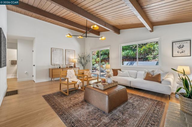 6728 Aitken Dr, Oakland, CA 94611