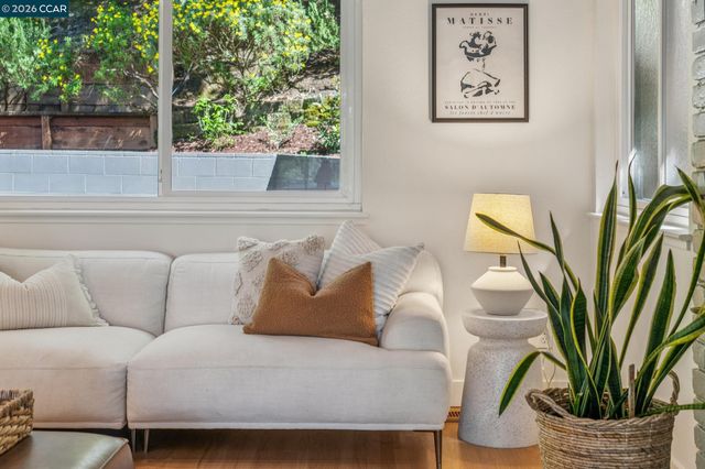 6728 Aitken Dr, Oakland, CA 94611