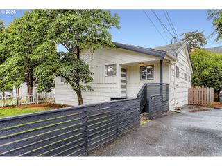 4214 Ne HIGHLAND Ct, Portland, OR 97218
