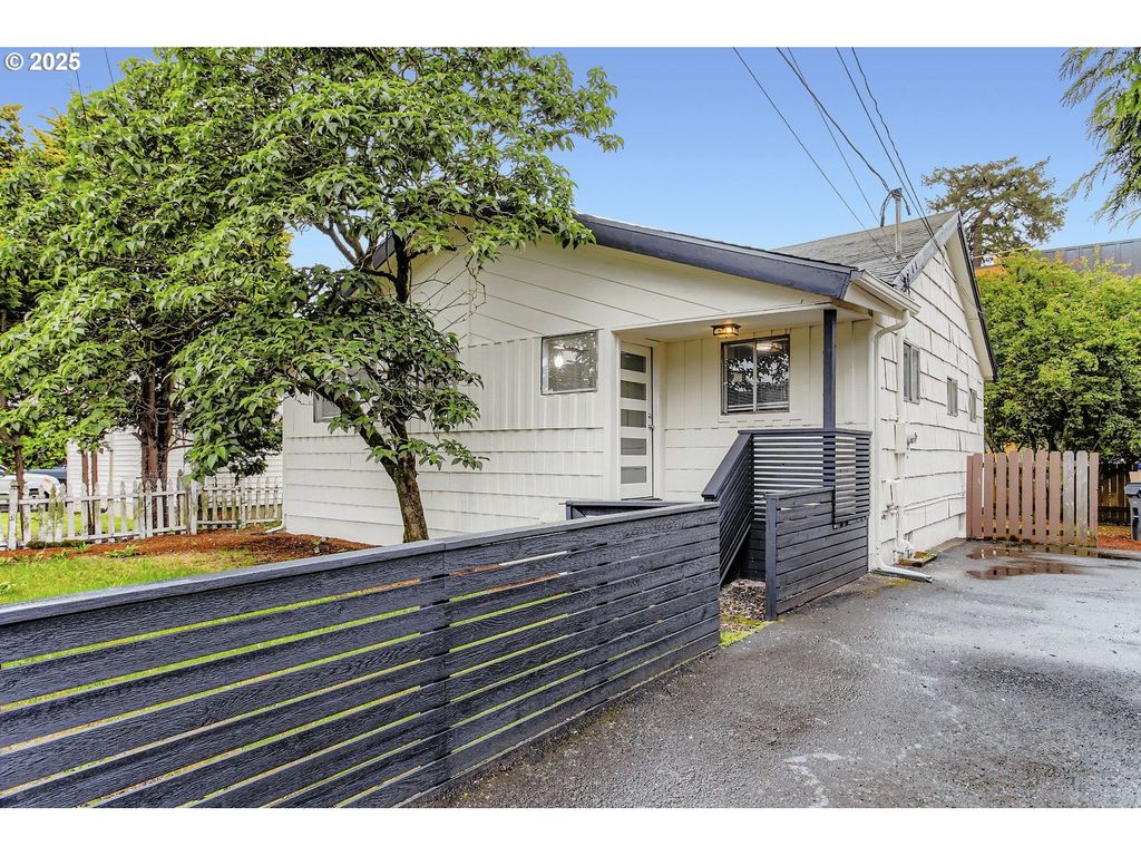 4214 Ne HIGHLAND Ct, Portland, OR 97218