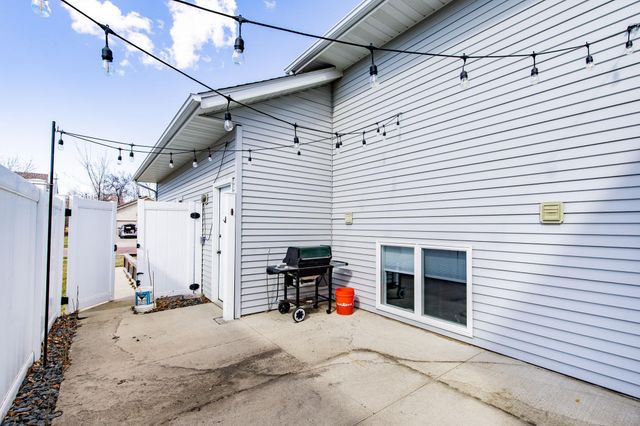 3322 42nd Avenue S, Fargo, ND 58104