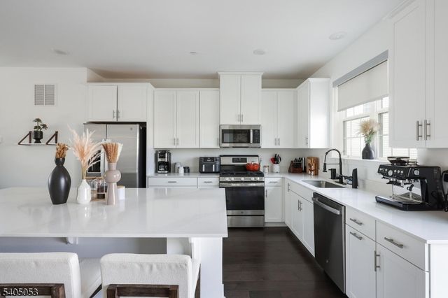 10 Dorchester Ln 10, East Hanover Twp., NJ 07936