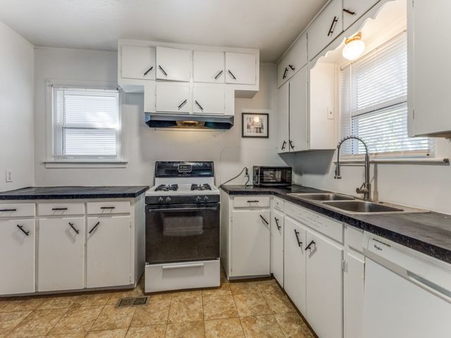 8822 San Benito Way, Dallas, TX 75218