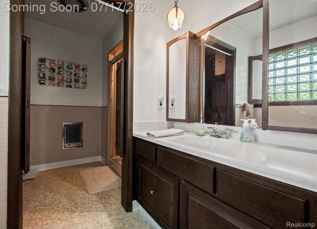 23251 Cass Avenue, Farmington, MI 48335