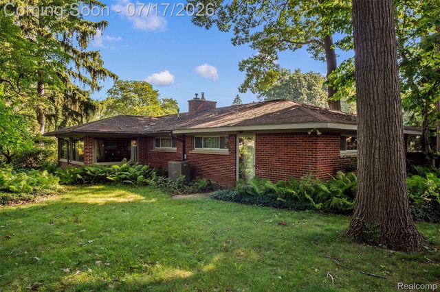 23251 Cass Avenue, Farmington, MI 48335