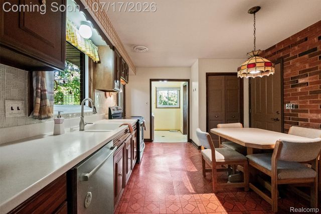23251 Cass Avenue, Farmington, MI 48335