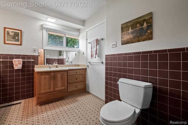 23251 Cass Avenue, Farmington, MI 48335