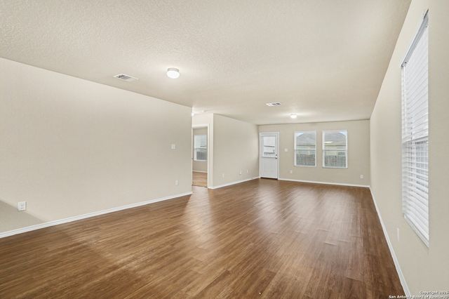 7402 Snapdragon Ct, Converse, TX 78109