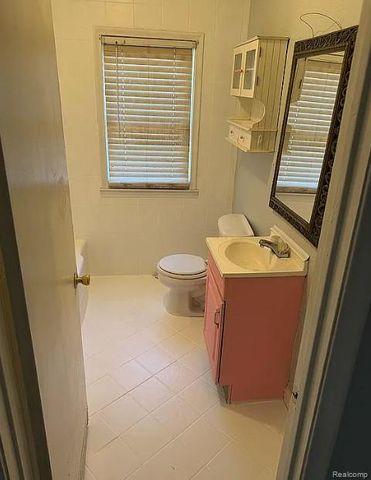 29497 Oakwood Street, Inkster, MI 48141