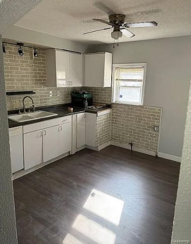 29497 Oakwood Street, Inkster, MI 48141