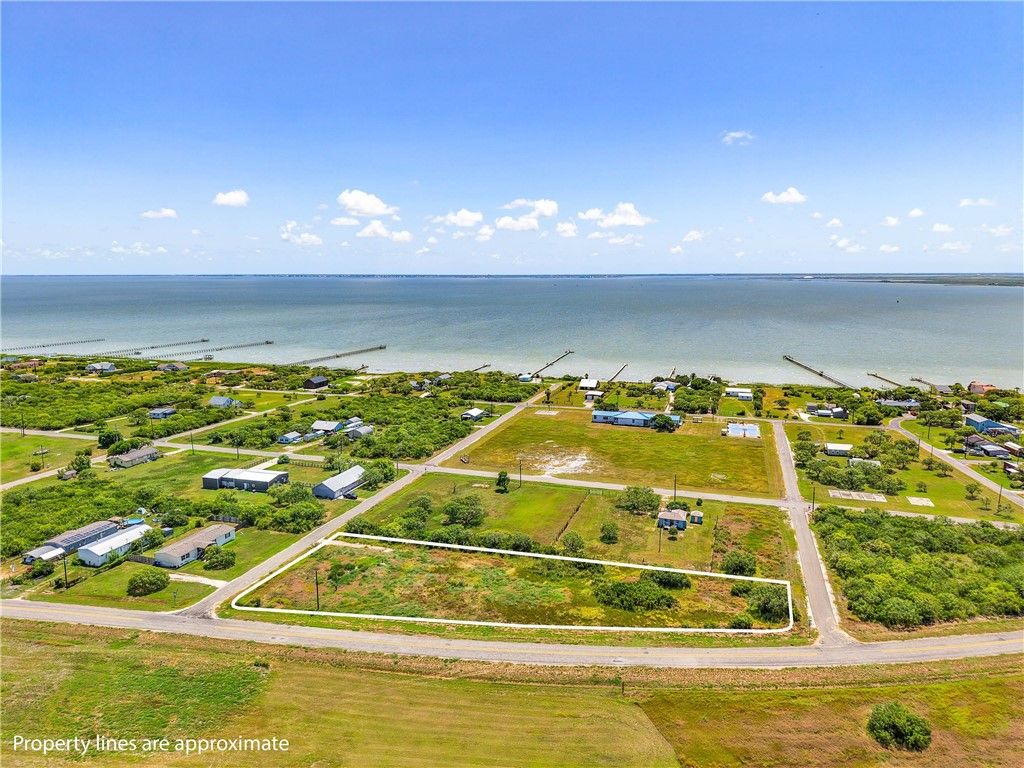 303 Plummer Ave, Bayside, TX 78340 — photo 2
