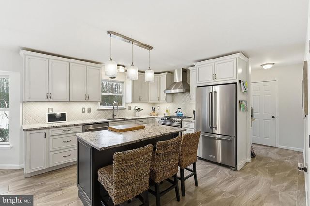 18 HEMLOCK DR, New Egypt, NJ 08533