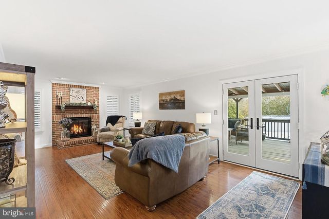 18 HEMLOCK DR, New Egypt, NJ 08533