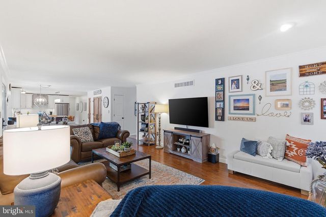 18 HEMLOCK DR, New Egypt, NJ 08533