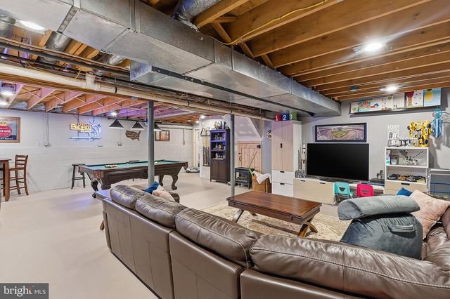 18 HEMLOCK DR, New Egypt, NJ 08533