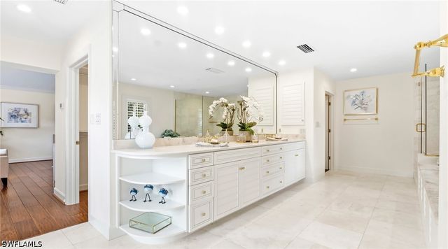 2700 Treasure LN, Naples, FL 34102